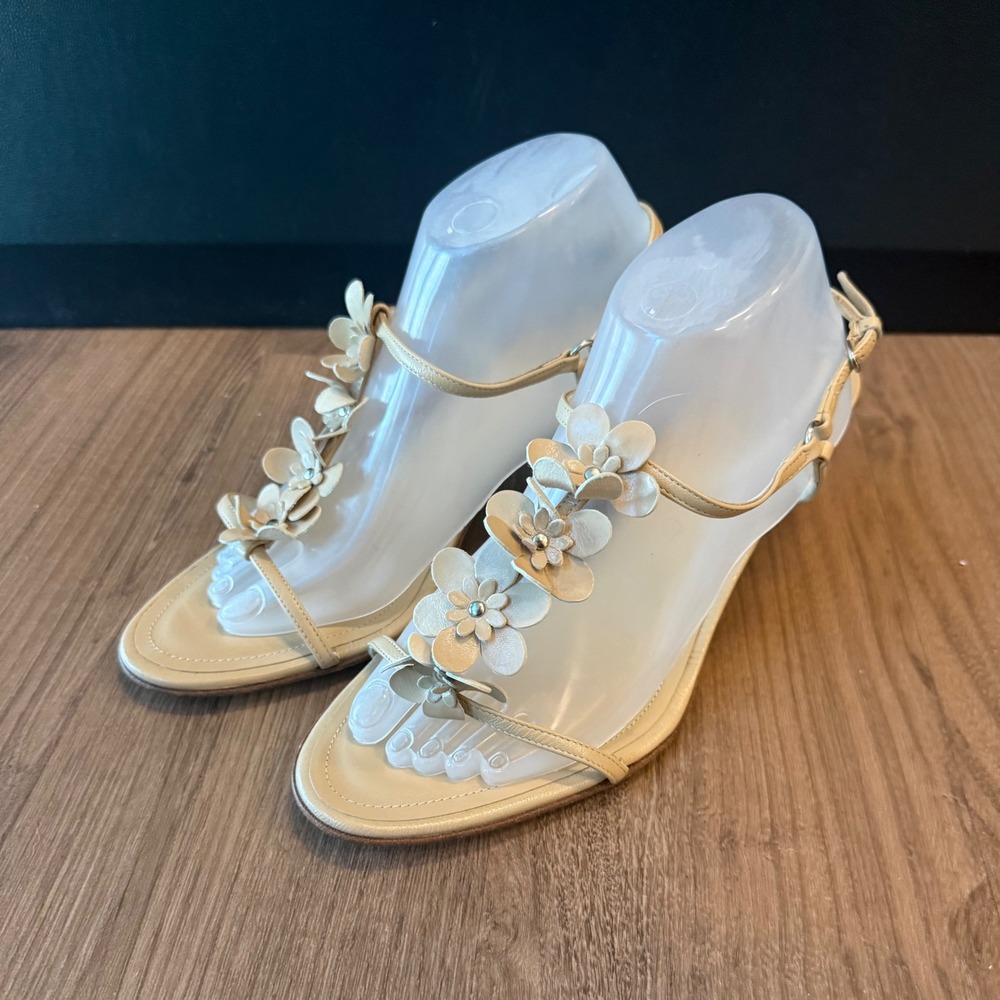 Coach Kelly Beige Leather Floral Kitten Heel Sandals Made in Italy Size 11 B